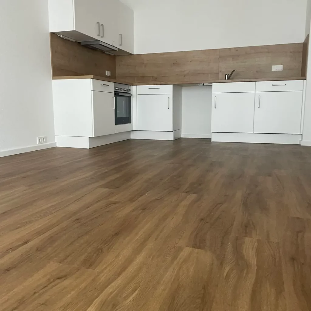 Offene Küche mit Parkett, Echtholzboden Wohnung, Wandverkleidung passend zum Holzboden