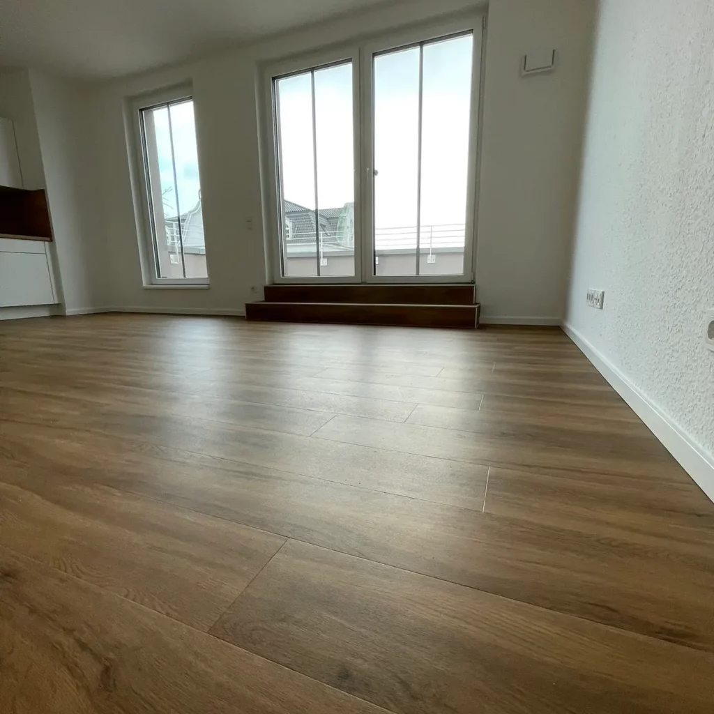 Wohnküche mit Parkett, Balkonstufe verkleiden mit Echtholz